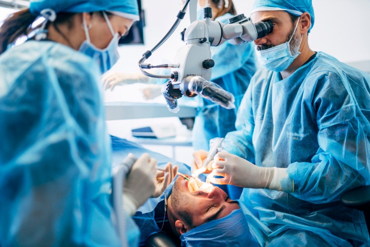 Complete Dental Implant Surgery: Technology That Improves Accuracy